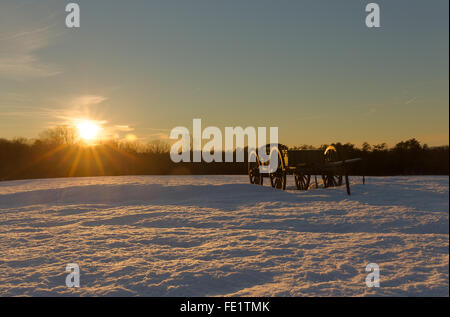 Ein Goldener Sonnenuntergang über eine verschneite Manassas Battlefield Park am Henry-Haus-Hügel Stockfoto