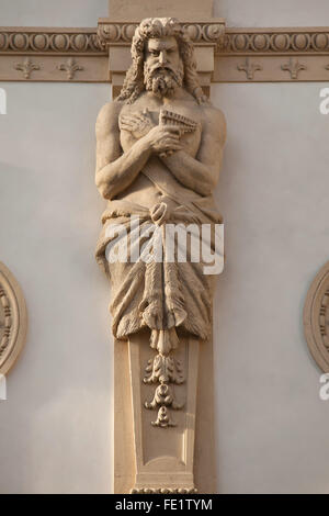 Muskuläre Atlas dargestellt als Pan mit Rohren unterstützt die Wand in der Galleria Vittorio Emanuele II in Mailand, Lombardei, Italien. Stockfoto