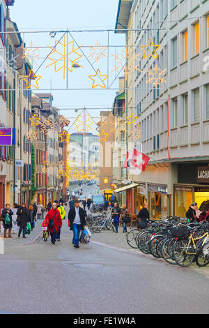 BASEL, Schweiz - 1. Januar 2014: StreetView und Weihnachtsdekoration in Altstadt von Basel. Basel ist eine dritte bevölkerungsreichste Stockfoto