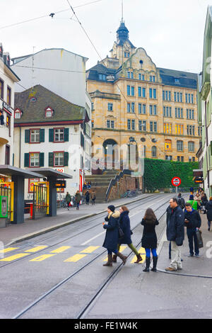 BASEL, Schweiz - 1. Januar 2014: Streetview in alte Stadt von Basel. Basel ist die drittgrößte Stadt der Schweiz. Es befindet sich auf dem Rhein. Stockfoto