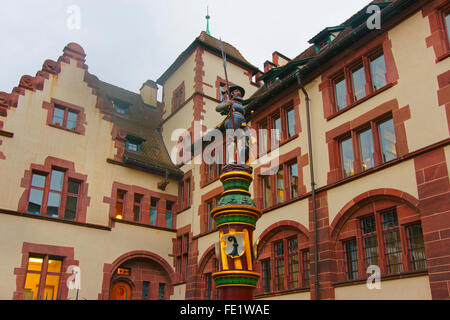 BASEL, Schweiz - 1. Januar 2014: Streetview mit Brunnen in der Altstadt von Basel. Basel ist die drittgrößte Stadt der Schweiz. Es befindet sich auf dem Rhein. Stockfoto