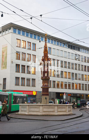 BASEL, Schweiz - 1. Januar 2014: Streetview mit Brunnen in der Altstadt von Basel. Basel ist die drittgrößte Stadt der Schweiz. Es befindet sich auf dem Rhein. Stockfoto