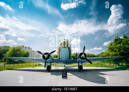 Vorderansicht der Ausstellung des Flugzeugs Lisunow Li-2 der sowjetischen Luftwaffe befindet sich am großen Vaterländischen Krieg Museum in Minsk, Weißrussland. Stockfoto