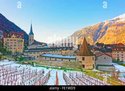 Kirche des Heiligen Martin und Weinberg in Chur bei Sonnenaufgang. Chur ist die Hauptstadt des Kantons Graubünden in der Schweiz. Es liegt in der alpinen Bündner Rheintal. Die Stadt ist die älteste Stadt der Schweiz Stockfoto