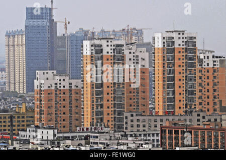 Hangzhou. 21. Juli 2015. Foto aufgenommen am 21. Juli 2015 zeigt ein neues Immobilienprojekt in Yiwu, Ost-China Zhejiang Provinz. Die Grundfläche des Eigentums in Zhejiang rose 28 Prozent gegenüber dem Vorjahr auf eine noch nie dagewesene 59,85 Millionen Quadratmeter im Jahr 2015 stand verkauft. © Tan Jin/Xinhua/Alamy Live-Nachrichten Stockfoto