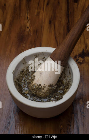 Hausgemachte Pesto-Sauce in eine keramische Stößel und Mörser vorbereitet Stockfoto
