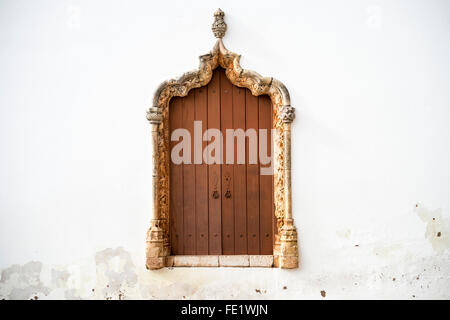 Verzierten maurischen Stil Fensterrahmen in weiße Wand mit hölzernen Fensterläden Stockfoto