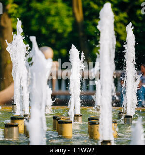 Nahaufnahme von Wasserstrahlen, Bäche Sommer tagsüber auf Boden, niedrige Fontäne spritzt. Stockfoto