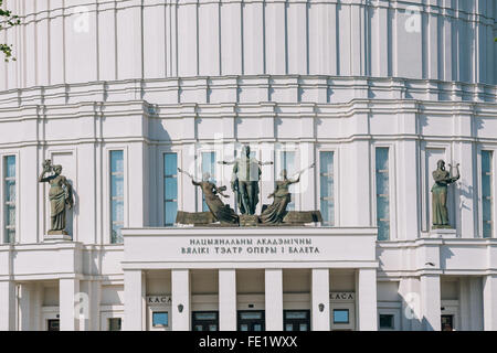 Statuen und Inschrift auf der Fassade der nationalen akademischen Bolschoi-Oper und Ballett-Theater in Minsk, Weißrussland Stockfoto