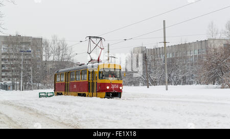 UFA - Russland 16. Januar 2016 - gelbe öffentlichen Trolley Bus Straßenbahn weiterhin wesentliche Transport für Menschen Stockfoto