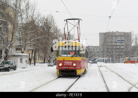 UFA - Russland 16. Januar 2016 - gelbe öffentlichen Trolley Bus Straßenbahn weiterhin wesentliche Transport Menschen trotz t Stockfoto