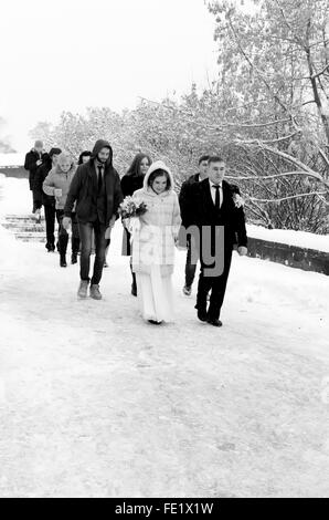 UFA - Russland 16. Januar 2016 - junge Braut und Bräutigam Fuß zu einer Hochzeit-Foto-Shooting in den kalten Schnee des russischen Winters in Ufa Stockfoto