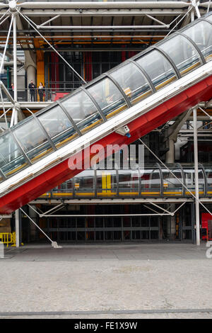 Rolltreppe des Centre Georges Pompidou oder Beaubourg, das größte Museum für moderne Kunst in Europa. Paris, Frankreich. Stockfoto