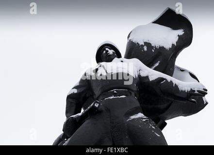 UFA - Russland 16. Januar 2016 - eine Bronzestatue eines gefallenen Helden des großen Vaterländischen Krieges dramatisch in "Sieg Par kniet Stockfoto