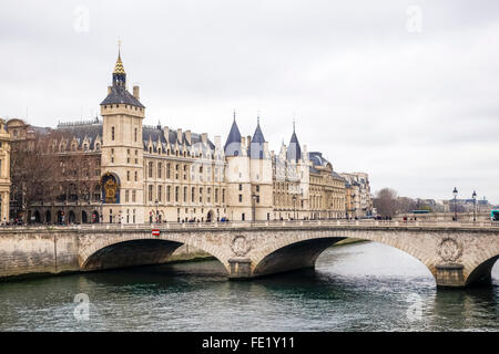 Südfassade des Palais de Justice, Fassade Gebäude mit Pont au Change, Brücke, Paris, Frankreich. Stockfoto