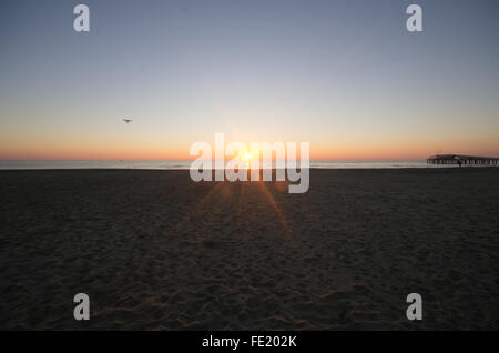 Schöner Sonnenuntergang mit einem orange gelben Himmel. Stockfoto