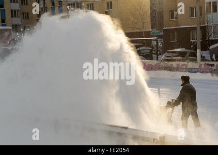 Arbeiter verwendet eine Schneemaschine für Hilfe Schneeräumung von öffentlichen Eislaufplatz in Ufa, Russland Stockfoto