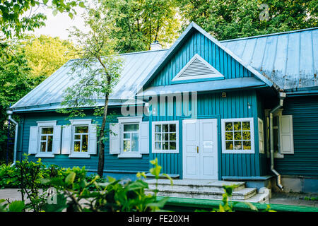 Altem Holz lackiert blaues Haus mit weißen Fensterläden, Tür und Veranda im altrussischen Stil. Haus Museum RSDRP, Minsk, Belarus Stockfoto