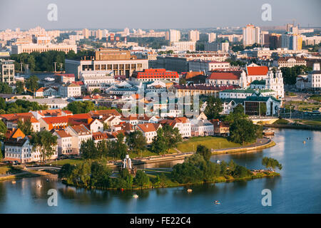 Malerische Luftaufnahme des Stadtbildes von Minsk, Belarus. Szene von der Trinity Hill, die Insel der Tränen Swislatsch im Sommer tagsüber. Stockfoto