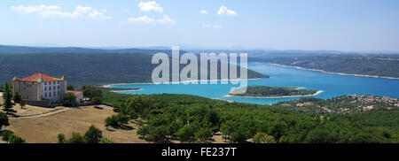 Panoramablick auf die Burg Aiguines und der See von Sainte-Croix, Südostfrankreich Stockfoto