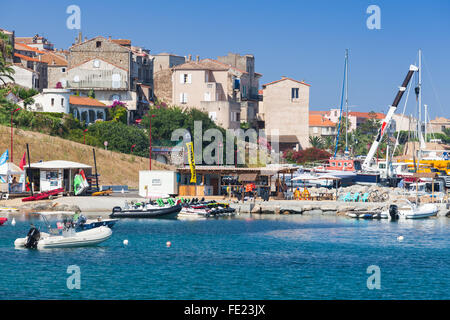 Propriano, Frankreich - 4. Juli 2015: Bucht von Propriano Ferienort, südliche Region der Insel Korsika, Frankreich. Sportboote Stockfoto