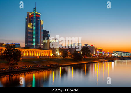 MINSK, BELARUS - 2. Juni 2015: Sonnenuntergang Nacht Ansicht des Business Center Royal Plaza-Wolkenkratzer auf Pobeditelej im Bezirk Ne Stockfoto