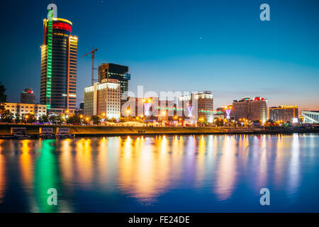 MINSK, BELARUS - 2. Juni 2015: Nacht Ansicht des Business Center Royal Plaza-Wolkenkratzer auf Pobeditelej im Bezirk Nemiga Stockfoto