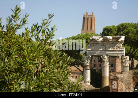 Die schiefen Glockenturm der Basilica dei Santi Giovanni e Paolo in Rom mit Ruinen des Forum Romanum im Vordergrund. Stockfoto