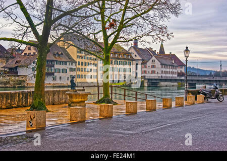 Ufer der Aare in Solothurn in der Schweiz. Solothurn ist die Hauptstadt des Kantons Solothurn in der Schweiz. Es befindet sich am Ufer der Aare und am Fuße des Weissenstein Jura-Gebirge Stockfoto