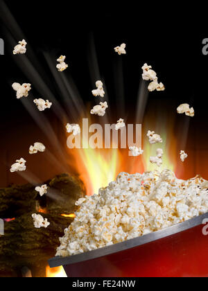 Popcorn, fliegen und aus roten Kessel explodiert. Stockfoto