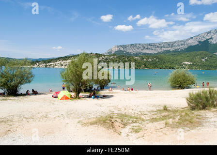 Am See von Sainte-Croix im regionalen Naturpark Verdon, Frankreich Stockfoto