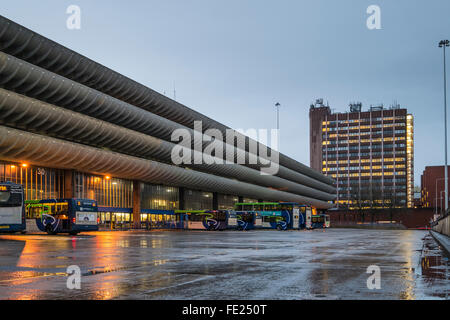 Preston Busbahnhof im Nieselregen am frühen Morgen hier abgebildet ist ein Beispiel für den Stil des Brutalismus Stockfoto