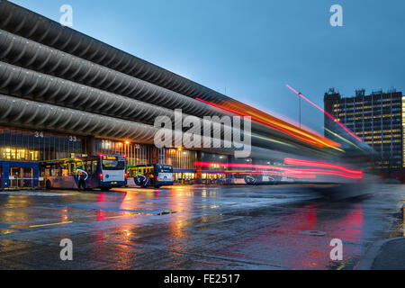 Preston Busbahnhof im Nieselregen am frühen Morgen hier abgebildet ist ein Beispiel für den Stil des Brutalismus Stockfoto