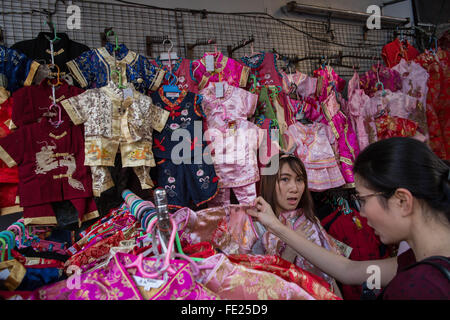 Bangkok, Bangkok, Thailand. 4. Februar 2016. Thais bereiten die kommende Chinese New Year in Chinatown auf Yaowarat Road am 8. Februar stattfinden wird. Der Lunar New Year wird als mehr als 13 % der thailändischen Bevölkerung ethnische Chinesen ist das Jahr des "Affen" markieren. © Guillaume Payen/ZUMA Draht/Alamy Live-Nachrichten Stockfoto