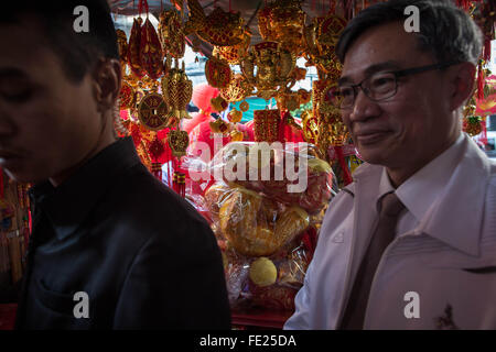 Bangkok, Bangkok, Thailand. 4. Februar 2016. Thais bereiten die kommende Chinese New Year in Chinatown auf Yaowarat Road am 8. Februar stattfinden wird. Der Lunar New Year wird als mehr als 13 % der thailändischen Bevölkerung ethnische Chinesen ist das Jahr des "Affen" markieren. © Guillaume Payen/ZUMA Draht/Alamy Live-Nachrichten Stockfoto