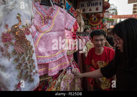 Bangkok, Bangkok, Thailand. 4. Februar 2016. Thais bereiten die kommende Chinese New Year in Chinatown auf Yaowarat Road am 8. Februar stattfinden wird. Der Lunar New Year wird als mehr als 13 % der thailändischen Bevölkerung ethnische Chinesen ist das Jahr des "Affen" markieren. © Guillaume Payen/ZUMA Draht/Alamy Live-Nachrichten Stockfoto