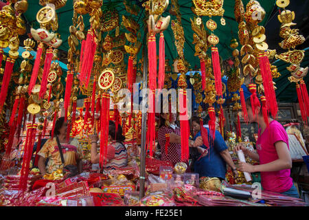 Bangkok, Bangkok, Thailand. 4. Februar 2016. Thais bereiten die kommende Chinese New Year in Chinatown auf Yaowarat Road am 8. Februar stattfinden wird. Der Lunar New Year wird als mehr als 13 % der thailändischen Bevölkerung ethnische Chinesen ist das Jahr des "Affen" markieren. © Guillaume Payen/ZUMA Draht/Alamy Live-Nachrichten Stockfoto