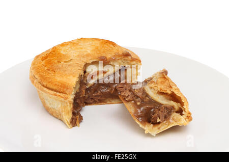 Steak Pie auf einem Teller mit einer Scheibe ausschneiden Stockfoto