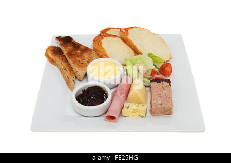 Leichtes Mittagessen Platte, Pastete, Käse, Schinken mit Salat, Toast, knusprigem Brot und Gurke auf einer quadratischen Platte isoliert gegen weiß Stockfoto