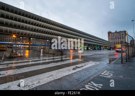 Preston Busbahnhof im Nieselregen am frühen Morgen hier abgebildet ist ein Beispiel für den Stil des Brutalismus Stockfoto