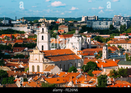 Schöne Aussicht auf die Sts Johns Kirche (Sv. Jonu Baznycia) und der Altstadt entfernt. Sonnenuntergang, Sonnenaufgang. Stadtbild.  Vilnius, Litauen Stockfoto