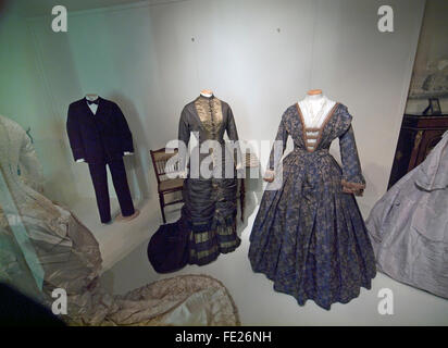 Eine Anzeige der Periode Kleidung in Worthing Museum & Art Gallery Stockfoto