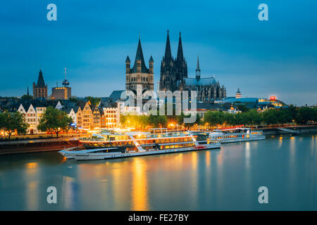 Die große St-Martin und Haus in Köln. Kai mit Reflexion in den Rhein eine klare Sommernacht. Köln, Deutschland Stockfoto