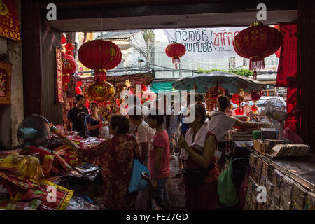 Bangkok, Bangkok, Thailand. 4. Februar 2016. Thais bereiten die kommende Chinese New Year in Chinatown auf Yaowarat Road am 8. Februar stattfinden wird. Der Lunar New Year wird als mehr als 13 % der thailändischen Bevölkerung ethnische Chinesen ist das Jahr des "Affen" markieren. © Guillaume Payen/ZUMA Draht/Alamy Live-Nachrichten Stockfoto