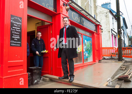 Ardara, County Donegal, Irland. 4. Februar 2016. Pearse Doherty von Sinn Féin im Wahlkampf für den bevorstehenden irischen Parlamentswahlen. Er ist ein Teachta Dála - Mitglied des irischen Parlaments - für den Wahlkreis Donegal Süd-West und Sinn Féin Dáil - parlamentarische - Sprecher zur Finanzierung der irischen Parlamentswahl findet am Freitag, 26. Februar 2016. Bildnachweis: Richard Wayman/Alamy Live-Nachrichten Stockfoto