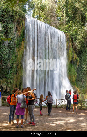Vorhang-Wasserfall am Naturen Wasser-Themenpark in Monasterio de Piedra Stockfoto