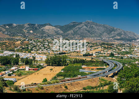 Die Straße in Mijas in Malaga, Andalusien, Spanien. Sommer Stadtbild. Sonniger Tag, Wetter ist gut, blauer Himmel. Stockfoto
