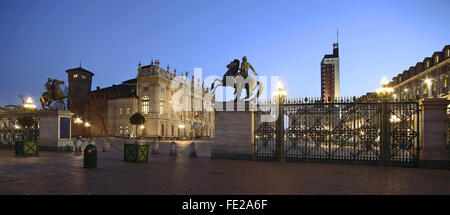 Palazzo Madama und Dioskuren Statuen Blick vom Palazzo Reale, Piazza Castello, Turin, Piemont, Italien Kredit © Roberto Sacco Stockfoto