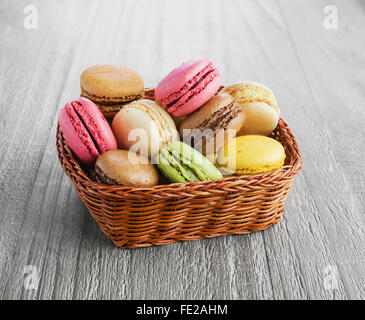 Bunt und lecker Französisch Makronen auf der Weidenkorb Stockfoto