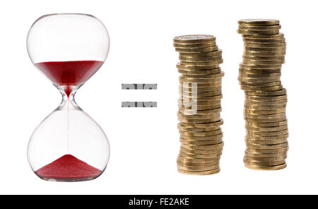 Zeit ist Geld metaphorische Konzept mit einer Sanduhr mit rotem Sand, ein Gleichheitszeichen und zwei Stapel von Münzen Stockfoto